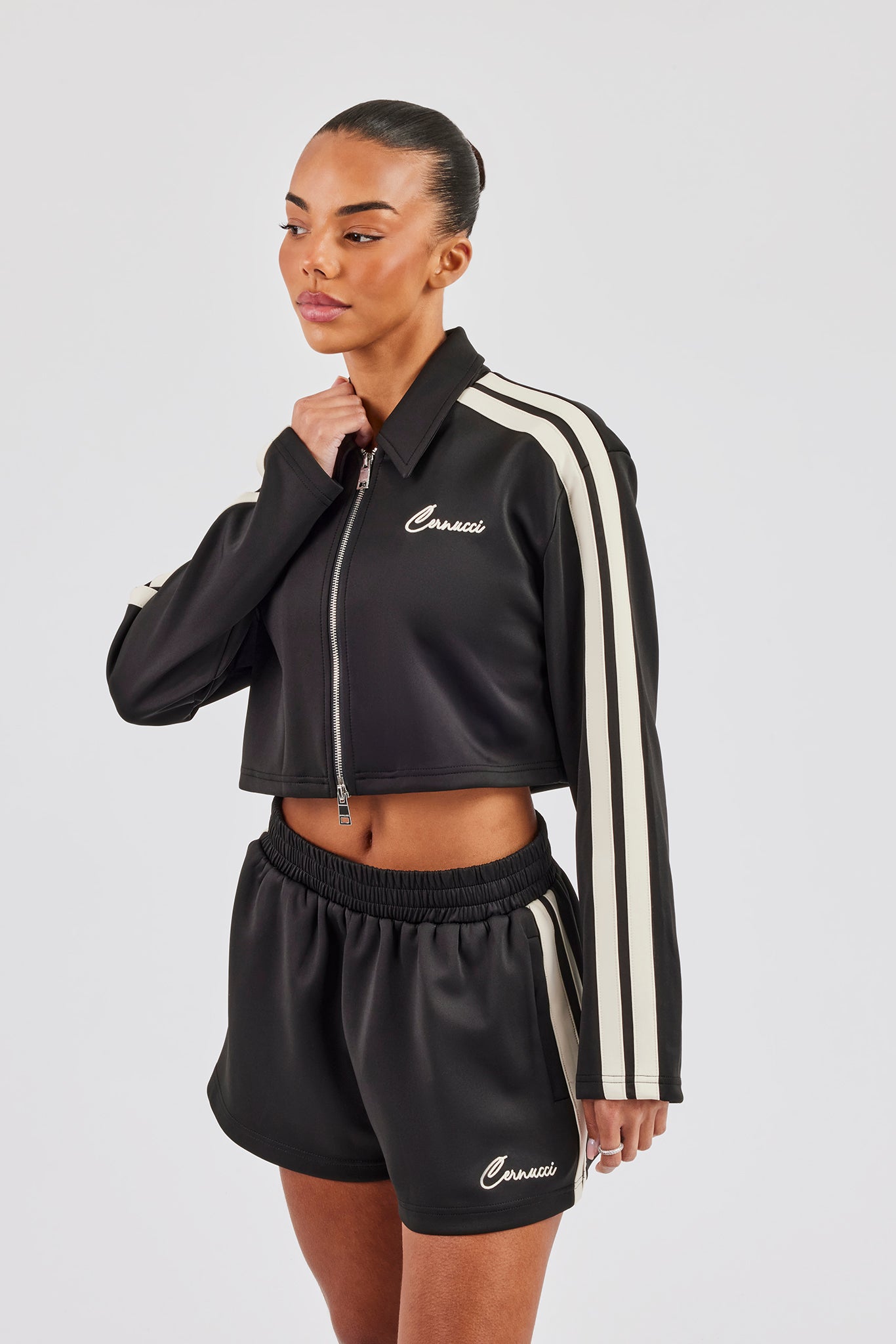 Kurze Harrington-Jacke mit Zierband und Shorts mit Zierband - Schwarz